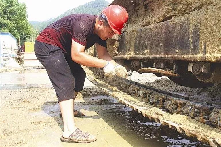 挖掘機【脫鏈】6大原因，如何避免？