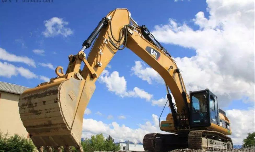 二手挖掘機為啥冒白煙，看完就明白了